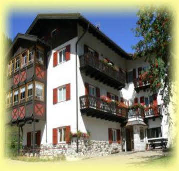 Hotel Garni Tyrolia Campitello di Fassa Zewnętrze zdjęcie
